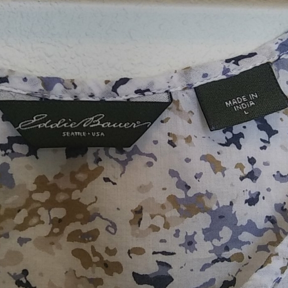 Sleeveless summer blouse.  Size large - Picture 2 of 4